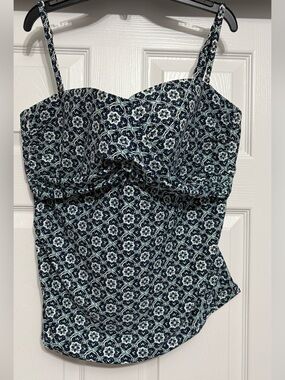 Swim suit top
Adjustable straps